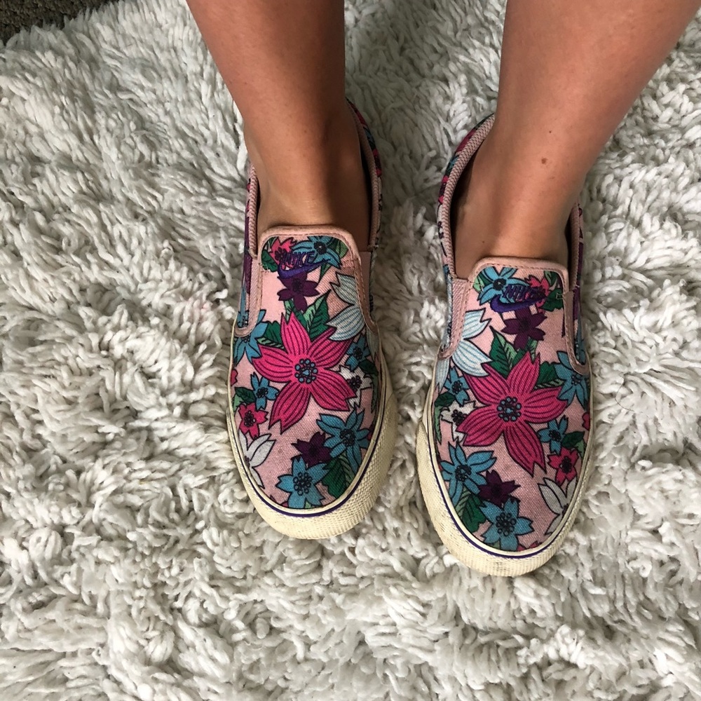 Nike Floral Slip-on’s